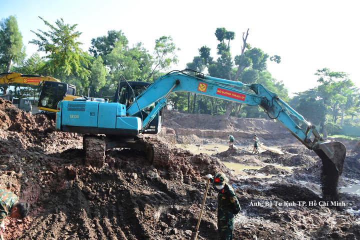 Công tác tìm kiếm, quy tập hài cốt liệt sĩ tại Công viên Lê Thị Riêng trong ngày 2/10.