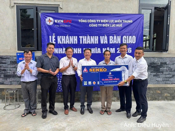 Đại diện lãnh đạo Công ty Điện lực Huế cùng với chính quyền địa phương tổ chức Lễ bàn giao nhà tình nghĩa cho các hộ gia đình có hoàn cảnh khó khăn.