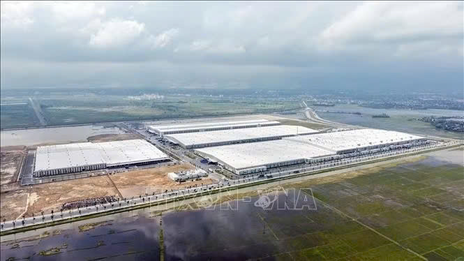 Hạ tầng giao thông tại Khu kinh tế Vũng Áng từng bước được hoàn thiện, đáp ứng yêu cầu phát triển công nghiệp và cảng biển.