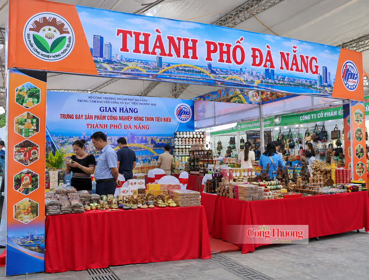 Gian hàng TP. Đà Nẵng giới thiệu đa dạng sản phẩm công nghiệp nông thôn tiêu biểu, thu hút khách tham quan, tìm hiểu và mua sắm tại hội chợ.