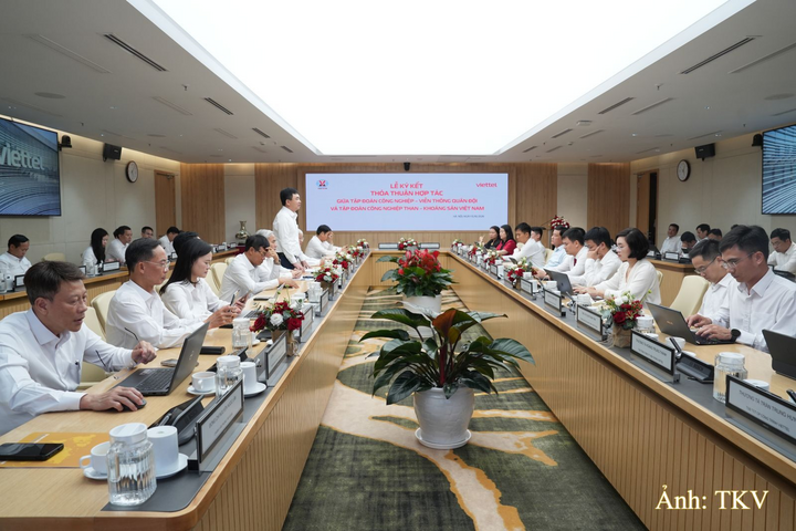 Lãnh đạo Tập đoàn Công nghiệp Than - Khoáng sản Việt Nam (TKV) và Lãnh đạo Tập đoàn Công nghiệp - Viễn thông Quân đội (Viettel) tham dự buổi lễ ký kết.