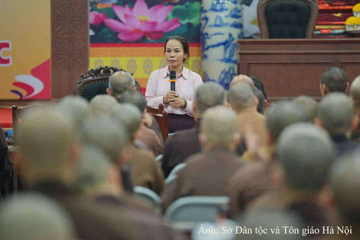 Bà Phạm Bảo Khánh, Trưởng phòng Nghiệp vụ 2, Sở Dân tộc và Tôn giáo TP. Hà Nội chia sẻ các quy định về quản lý đất đai, xây dựng và tu bổ di tích thờ tự.