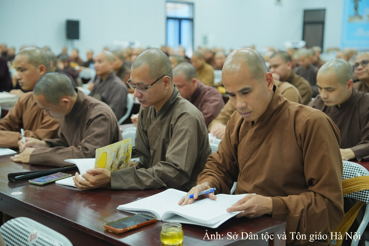 Đông đảo tăng ni, người trực tiếp quản lý cơ sở tự viện trên địa bàn Thủ đô tham dự và nghiên cứu tài liệu pháp luật tại buổi tập huấn.