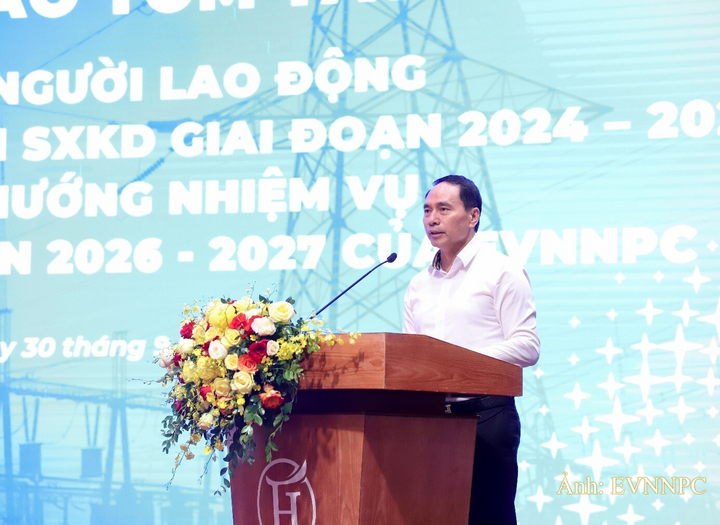 Ông Nguyễn Sông Thao, Trưởng ban Kế hoạch báo cáo tóm tắt tình hình thực hiện Nghị quyết Hội nghị người lao động lần thứ VI và kết quả sản xuất kinh doanh các năm 2024-2025 và định hướng kế hoạch sản xuất kinh doanh giai đoạn 2026-2027.