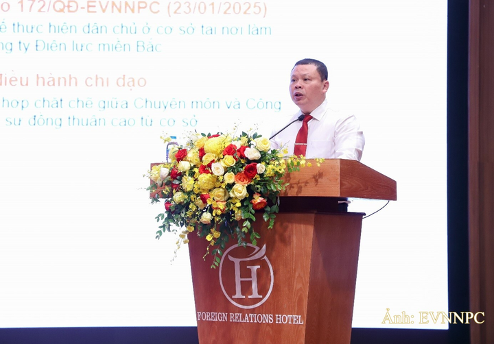 Ông Trần Tuấn Khanh, Chủ tịch Công đoàn Tổng công ty báo cáo kết quả tổ chức, tổng hợp các kiến nghị từ các Hội nghị người lao động các đơn vị năm 2024-2026; báo cáo công khai tình hình quản lý, phân phối, sử dụng các quỹ nhân đạo các năm 2024, 2025.