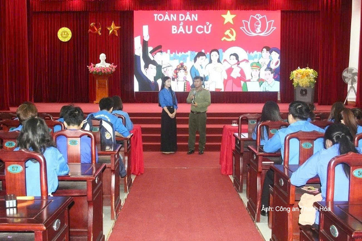 Ban Thanh niên Công an tỉnh Thanh Hóa phối hợp với Đoàn Thanh niên các Trường: Cao đẳng Y tế Thanh Hoá, Đại học Hồng Đức và Đoàn Thanh niên phường Hạc Thành tổ chức Diễn đàn Thanh niên với công tác đấu tranh phòng, chống thông tin xấu độc trên không gian mạng cho gần 300 sinh viên Trường Đại học Hồng Đức và Cao đẳng Y tế Thanh Hoá.