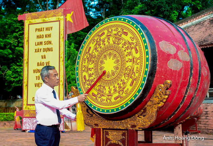 Bí thư Tỉnh ủy Thanh Hoá Lê Đức Thái đánh trống khai hội.