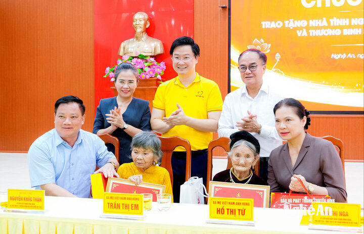 Lãnh đạo Ủy ban Trung ương MTTQ Việt Nam, tỉnh Nghệ An, Bộ Nội vụ, Tập đoàn Vingroup trao tặng tượng trưng nhà ở và quà cho các Mẹ Việt Nam Anh hùng. Ảnh: Phạm Bằng