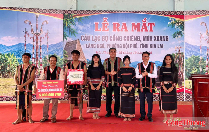 UBND phường Hội Phú trao tặng trang phục truyền thống thổ cẩm và kinh phí hỗ trợ sinh hoạt cho câu lạc bộ.