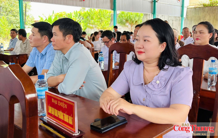 Các đại biểu tham dự Lễ ra mắt Câu lạc bộ Cồng chiêng, múa xoang làng Ngó.