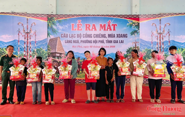 UBND phường Hội Phú trao 20 phần quà cho trẻ em có hoàn cảnh khó khăn trên địa bàn làng Ngó.
