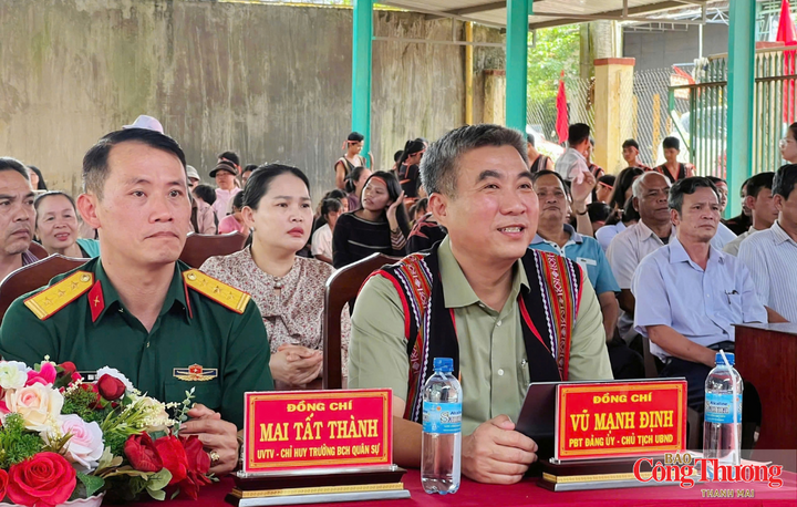 Ông Vũ Mạnh Định (bên phải), Phó Bí thư Đảng ủy, Chủ tịch UBND phường Hội Phú và ông Mai Tất Thành, Chỉ huy trưởng Ban Chỉ huy Quân sự phường Hội Phú.