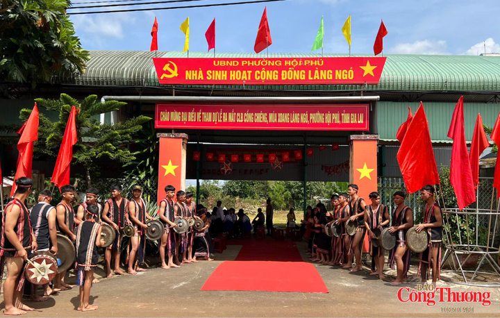 Tại Nhà sinh hoạt làng Ngó, UBND phường Hội Phú (tỉnh Gia Lai) tổ chức Lễ ra mắt Câu lạc bộ Cồng chiêng, múa xoang làng Ngó.