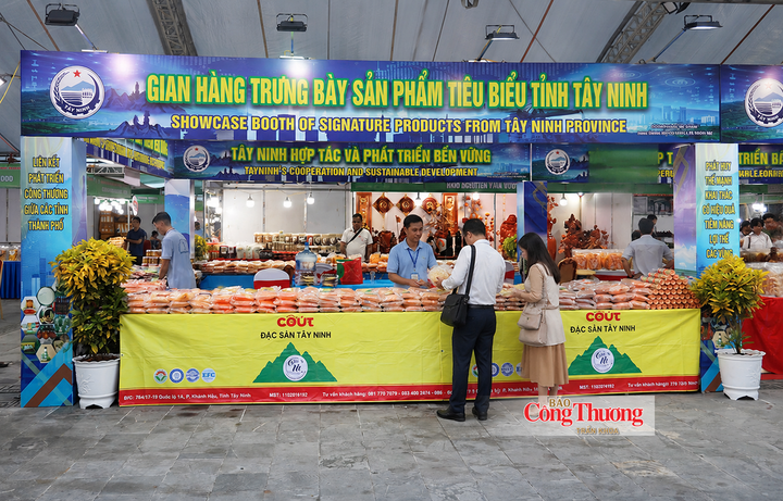 Gian hàng giới thiệu các sản phẩm bánh tráng của Tây Ninh.