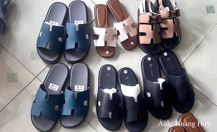 Lực lượng quản lý thị trường Quảng Ninh phát hiện 185 đôi dép nam mang nhãn hiệu Hermès nghi giả mạo.
