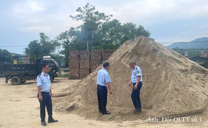 Đội Quản lý thị trường số 1 phối hợp với Công an phường Văn Phú kiểm tra đột xuất bãi tập kết vật liệu xây dựng của ông N.M.Đ. tại tổ 7, phường Văn Phú, tỉnh Lào Cai.