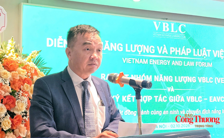 Luật sư Trần Tuấn Phong, Chủ nhiệm Nhóm Năng lượng VBLC (VEG) phát biểu tại lễ ra mắt.