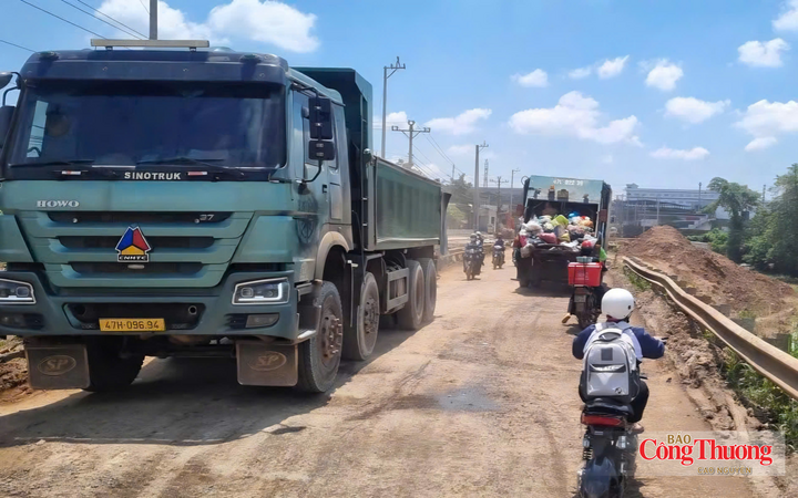 Tuyến đường chính vào khu công nghiệp đang thi công, thường xuyên xảy ra ùn tắc vào giờ cao điểm.