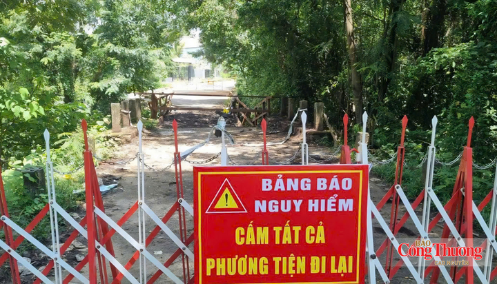 Cầu dân sinh buôn Tuôr bị sập ngày 24/9, lực lượng chức năng phải rào chắn, cấm người và phương tiện qua lại.