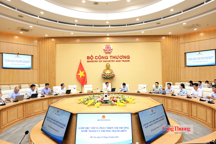 Bộ trưởng Lê Mạnh Hùng làm việc với Vụ Phát triển thị trường nước ngoài và Thương mại đa biên.