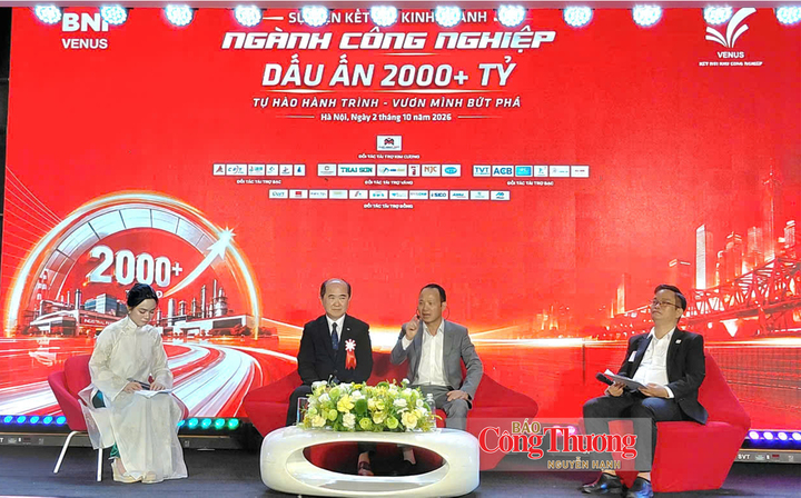 TS.Tô Nhật, Phó Chủ tịch sáng lập Tập đoàn Amaccao (thứ hai từ phải sang) và ông Hồ Quang Minh, Nhà sáng lập BNI Việt Nam (thứ 2 từ trái sang) chia sẻ tại Tọa đàm “3-5 năm tới: SME cần thay đổi gì để bứt phá?” trong khuôn khổ sự kiện kết nối kinh doanh ngành công nghiệp dấu ấn 2000+ tỷ diễn ra ngày 2/10.