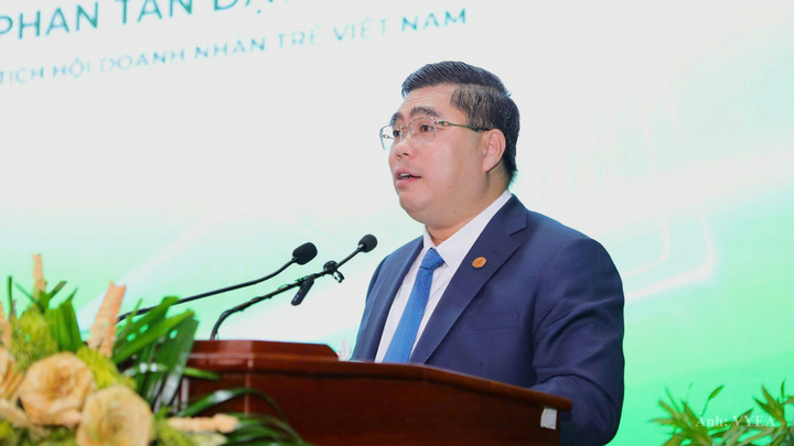 Ông Phan Tấn Đạt - Phó Chủ tịch Hội Doanh nhân trẻ Việt Nam phát biểu tại phiên đối thoại.