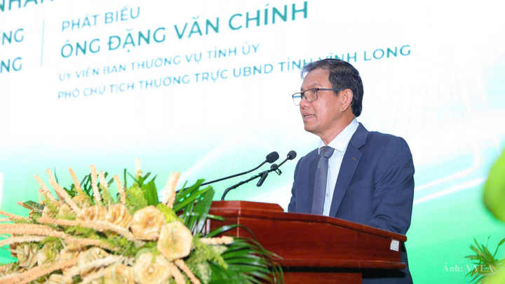 Ông Đặng Văn Chính - Phó Chủ tịch Thường trực UBND tỉnh Vĩnh Long phát biểu tại phiên đối thoại.