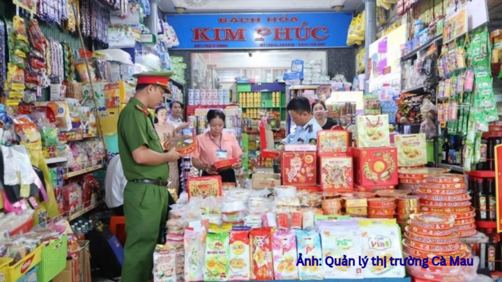 Các lực lượng chức năng tỉnh Cà Mau phối hợp kiểm tra, kiểm soát thị trường.