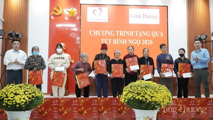 Báo Công Thương cùng Quỹ Thiện Tâm trao tặng quà cho bà con xã Bình Nguyên, tỉnh Hưng Yên.