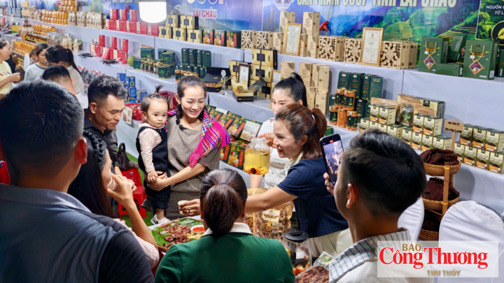 Khu trưng bày sản phẩm OCOP, nông sản đặc trưng và sản phẩm chủ lực của tỉnh Lai Châu thu hút người dân và du khách.