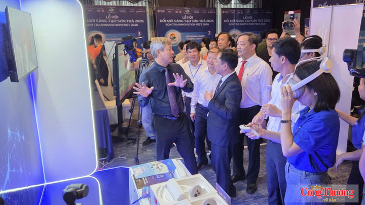 Các đại biểu tham quan, trải nghiệm khu vực triển lãm công nghệ, đổi mới sáng tạo tại Lễ hội Đổi mới sáng tạo Sơn Trà.