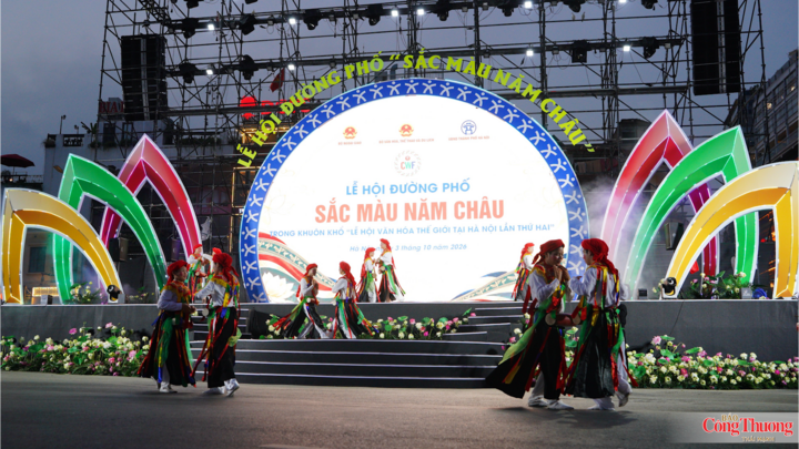 Tiết mục múa 'Con đĩ đánh bồng', điệu múa dân gian cổ truyền độc đáo của Câu lạc bộ múa trống bồng Triều Khúc mang đậm bản sắc của vùng đất Thăng Long, tỏa sáng rực rỡ trên sân khấu chính của sự kiện.