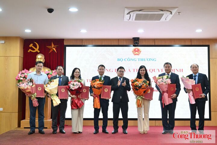 Thứ trưởng Bộ Công Thương Trương Thanh Hoài trao Quyết định bổ nhiệm cho các đồng chí lãnh đạo đơn vị thuộc Bộ Công Thương và lãnh đạo Cục Địa chất và Khoáng sản Việt Nam