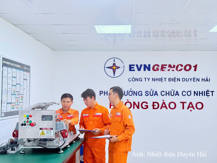Cán bộ kỹ thuật hướng dẫn thực hành cân bằng động trên mô hình thiết bị quay.