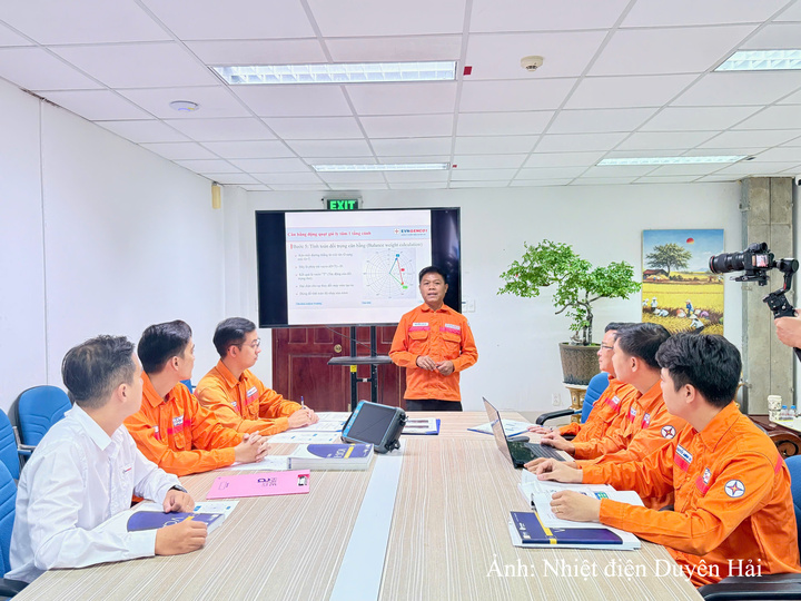 Nhóm tác giả trao đổi về quá trình nghiên cứu, hoàn thiện và ứng dụng phần mềm tính toán cân bằng động thiết bị quay.