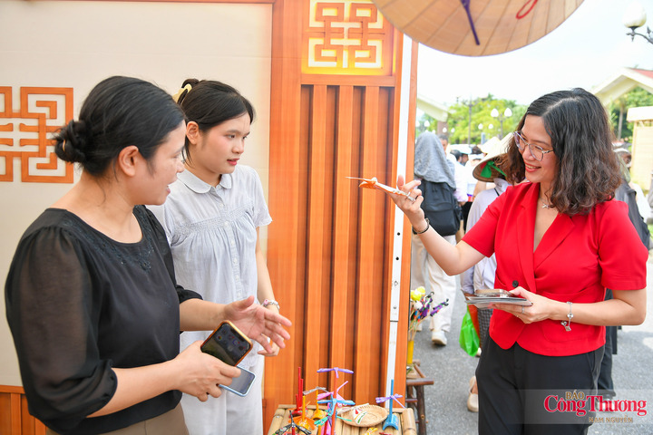 Chuồn chuồn tre Thạch Xá thu hút khách tham quan.