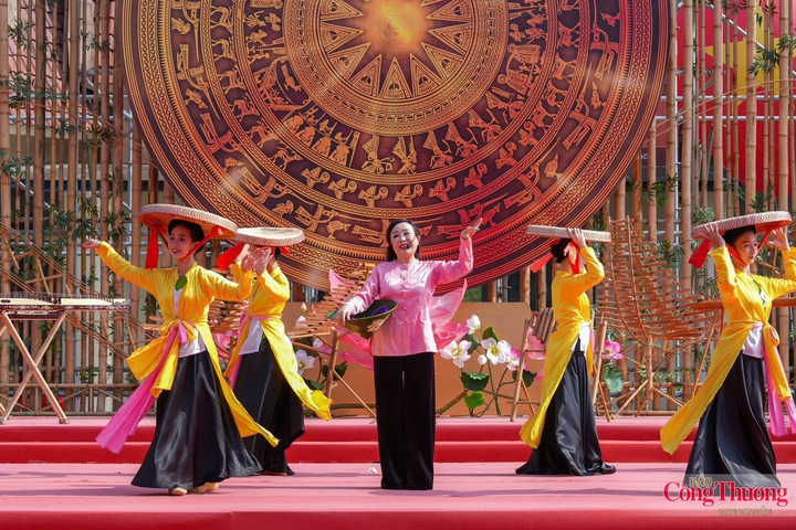 NSND Thu Hiền tham gia biểu diễn tại Lễ phát động.