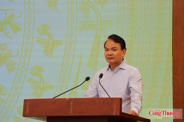 Bộ trưởng, Chủ nhiệm Văn phòng Chính phủ Đặng Xuân Phong - Người phát ngôn của Chính phủ phát biểu tại họp báo.