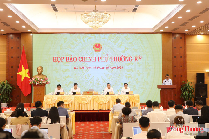 Toàn cảnh họp báo.