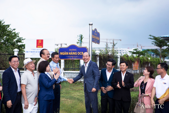 Ông Trịnh Văn Tuấn - Chủ tịch HĐQT Ngân hàng OCB bên con đường mang tên Ngân hàng OCB.