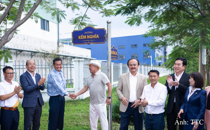 Ông Nguyễn Minh Tuấn (đội mũ trắng) - Nhà sáng lập, Chủ tịch HĐQT Công ty Kềm Nghĩa bên con đường mang tên Kềm Nghĩa.