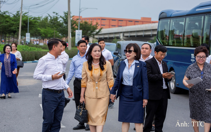 Bà Huỳnh Bích Ngọc - Phó Chủ tịch Thường trực, Tổng Giám đốc Tập đoàn TTC (áo xanh) giới thiệu KCN Thành Thành Công đến các doanh nhân hội viên VBB.