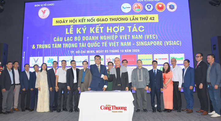 Ông Phan Liên, Chủ tịch Câu lạc bộ Doanh nghiệp Việt Nam ký kết hợp tác với các đối tác tại sự kiện.