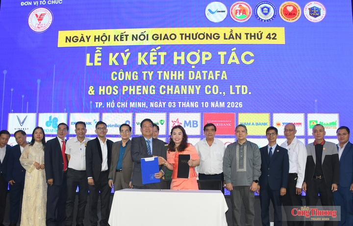 Ông Phạm Thành Danh - Chủ tịch Công ty Datafa ký kết hợp tác với bà Channy - Chủ tịch Công ty HOS Pheng Channy về việc đưa hàng Việt vào thị trường Campuchia tại sự kiện.