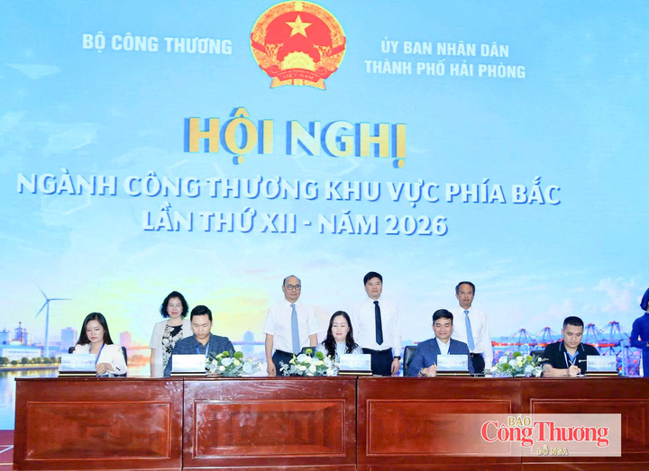 Bà Trần Thị Tân, Giám đốc Trách nhiệm Xã hội và Hợp tác Chiến lược, TikTok Shop (ngoài cùng bên trái) và các đơn vị ký kết hợp tác với Sở Công Thương Hải Phòng.
