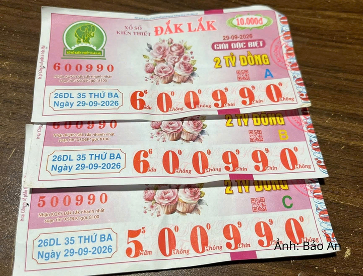 Ba tờ vé số chủ nhân mang đến đổi thưởng.