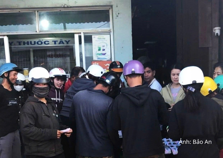 Khách hàng chen chân đến đại lý mua vé số cầu may.