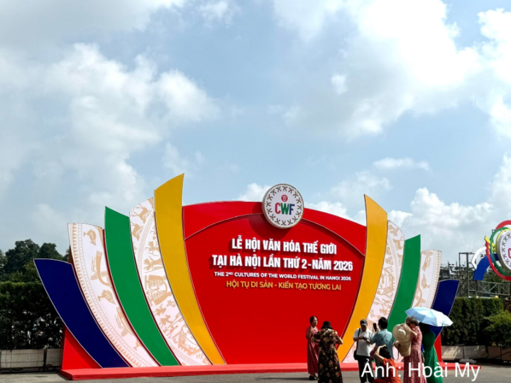Cổng chào rực rỡ sắc màu đón chào đông đảo du khách đến với Lễ hội Văn hóa Thế giới lần thứ hai tại Hà Nội.