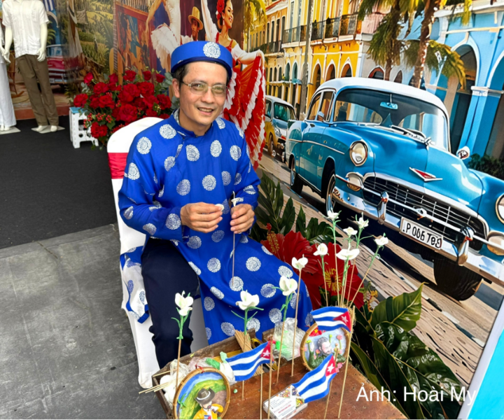 Nghệ nhân Nguyễn Văn Thành mang nghệ thuật nặn tò he Xuân La giao lưu văn hóa tại không gian gian hàng Cuba.