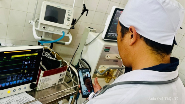 Bác sĩ chuyên khoa I Giàng A Sếnh ở Si Ma Cai kết nối với bác sĩ tuyến trung ương để kịp thời xử lý trường hợp bệnh nhân cấp cứu.